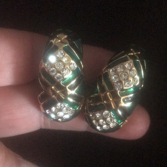 Jewelry - Gorgeous enamel and rhinestone scallop earring